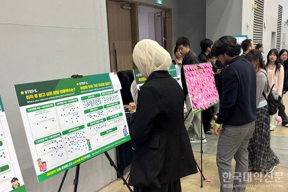 박람회에 방문한 외국인 유학생이 박람회 한쪽에 마련된 설문조사 질문을 살펴보고 있다. (사진= 동의과학대 제공)