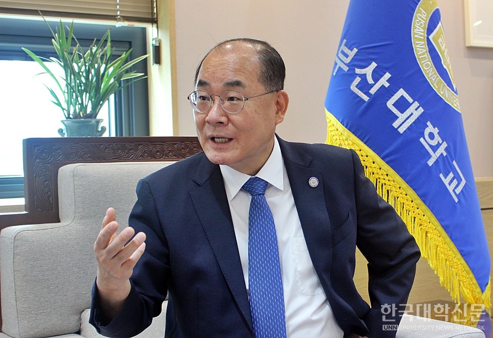 최재원 부산대 총장이 28일 총장실에서 본지와 인터뷰를 진행하고 있다. (사진=김영식 기자)