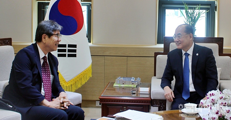 지난 11일 인터뷰에서 최재원 부산대 총장(오른쪽)이 최용섭 본지 주필 겸 편집인과 담소를 나누고 있다. (사진=김영식 기자)