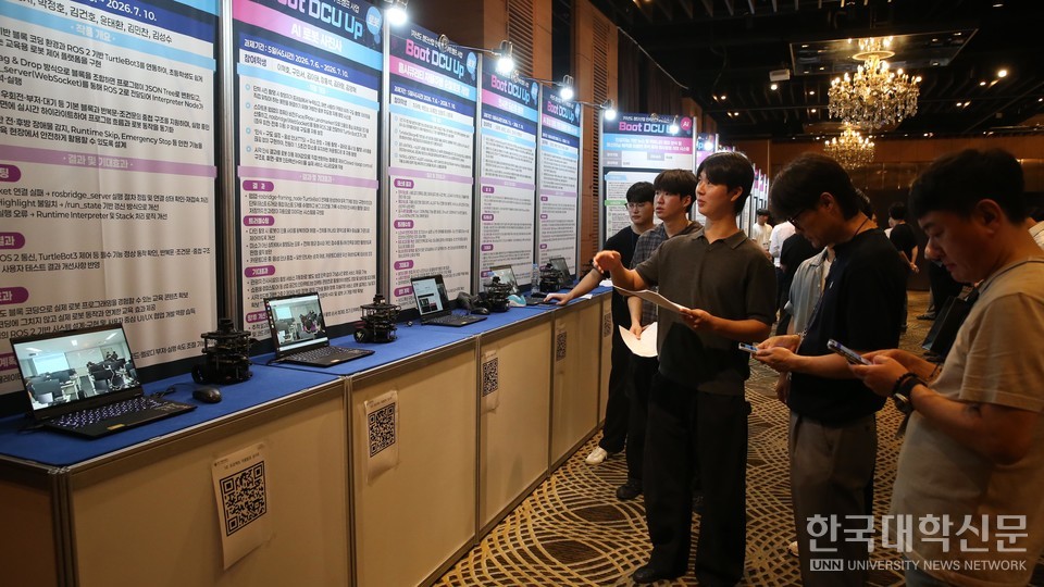‘2026 첨단산업 인재양성 부트캠프 합동 킥오프 「Boot DCU Up」’ 행사에서 재학생들이 프로젝트 결과물에 대해 설명하고 있다. (사진=대구가톨릭대)