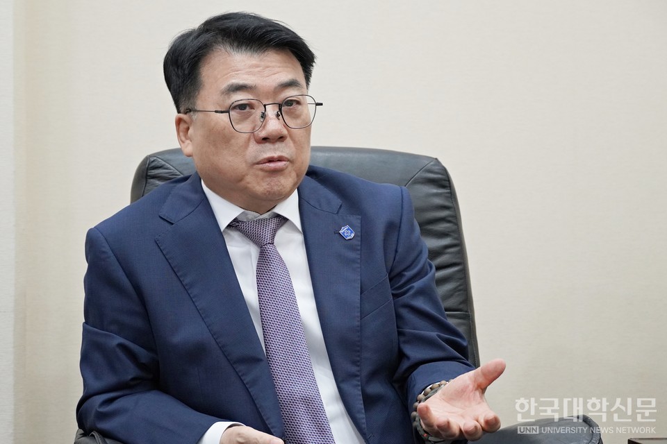 지난 1일 서울 금천구 한국대학신문 본사에서 전민현 한국사립대학총장협의회 회장(인제대 총장) 인터뷰가 진행됐다. 전민현 회장은 대학의 역할, 기능, 특성을 중심으로 정부 예산을 투입해야 한다고 당부했다. (사진= 김의진 기자)