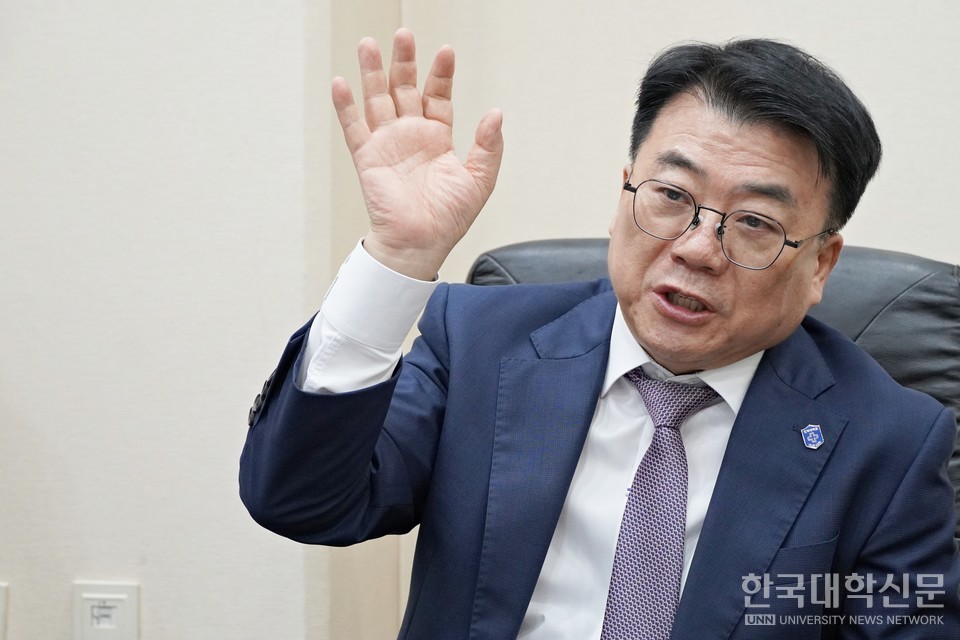 전민현 회장이 사총협 회장 취임 후 중점적으로 다뤘던 사립대 현안에 대해 설명하고 있다. (사진= 김의진 기자)