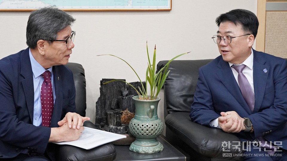 최용섭 본지 주필 겸 편집인(왼쪽)과 전민현 사총협 회장이 한국대학신문 본사에서 환담을 나누고 있다. (사진= 김의진 기자)