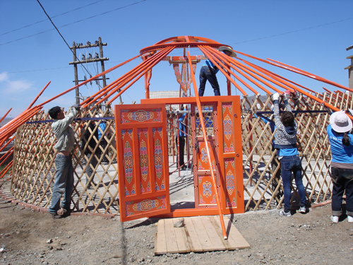 몽골에서 건물 공사 봉사활동을 하고 있는 대구가톨릭대 학생들