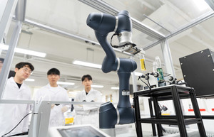 첨단 자동화 기술로 화학 실험 혁신…전북대, AI 로봇 시스템 선제 도입