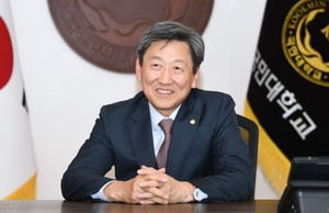 정승렬 국민대 총장 "80년 실용주의 넘어 AI·양자·바이오로... 고등교... - 뉴스 썸네일 이미지